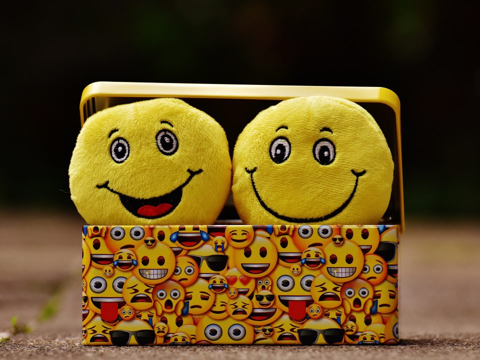 Na foto: 2 emojis sorrindo, dentro de uma caixinha de emojis