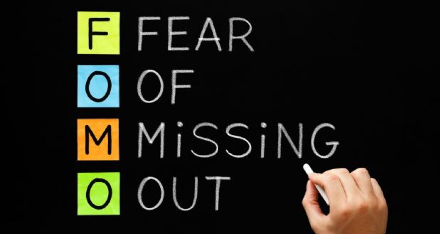 Na imagem, está escrito FOMO e seu significado: Fear of Missing Out