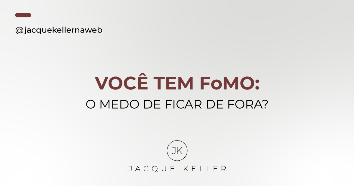 Na imagem: ao centro o título do artigo: FoMO: e o medo de ficar de fora. Abaixo, a logo JK