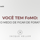 Na imagem: ao centro o título do artigo: FoMO: e o medo de ficar de fora. Abaixo, a logo JK