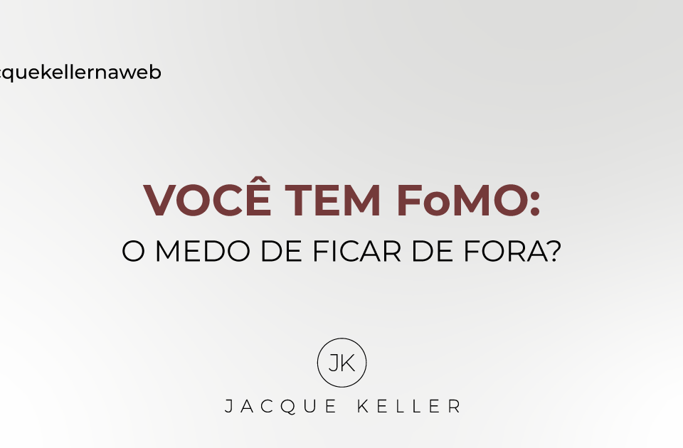 Na imagem: ao centro o título do artigo: FoMO: e o medo de ficar de fora. Abaixo, a logo JK