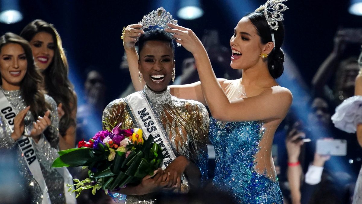 Foto da nova miss universo recebendo a coroa.